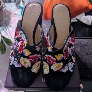 Ann Taylor Women's Black Floral Embroidered Shoes